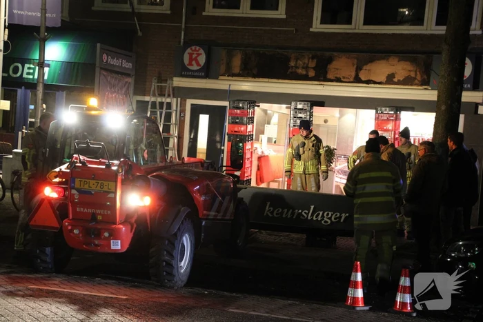 Reclamebord dreigt naar beneden te vallen