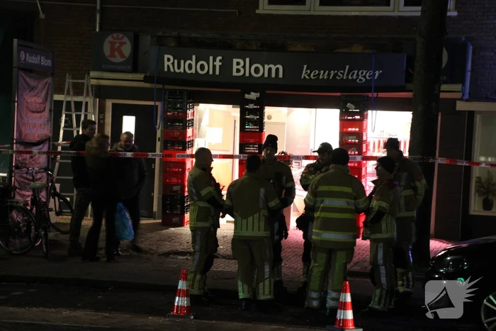 Reclamebord dreigt naar beneden te vallen