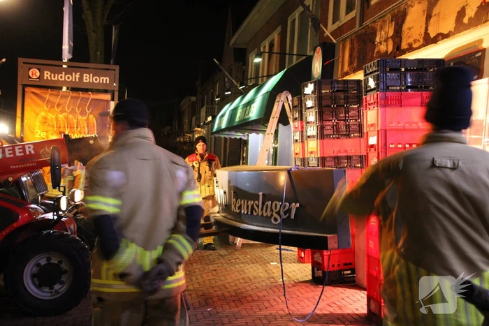 Reclamebord dreigt naar beneden te vallen
