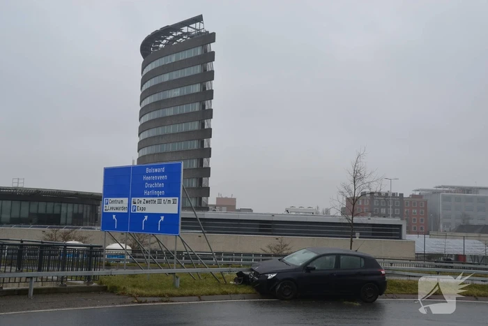 Automobilist eindigt tegen vangrails