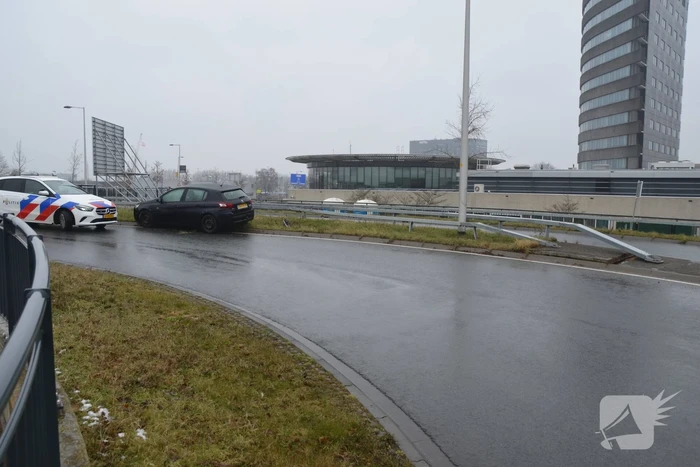 Automobilist eindigt tegen vangrails