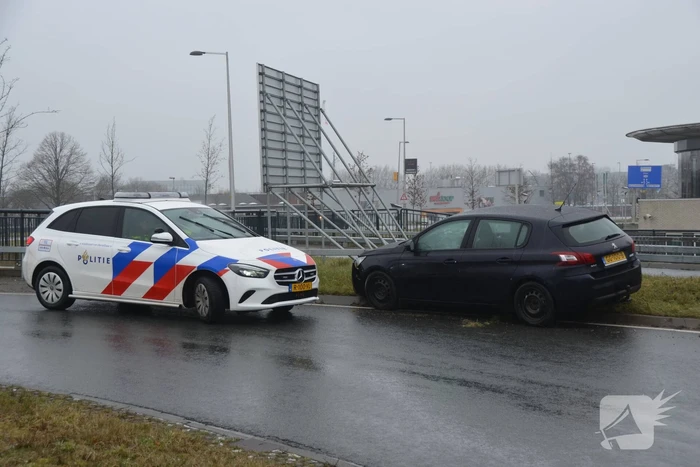 Automobilist eindigt tegen vangrails