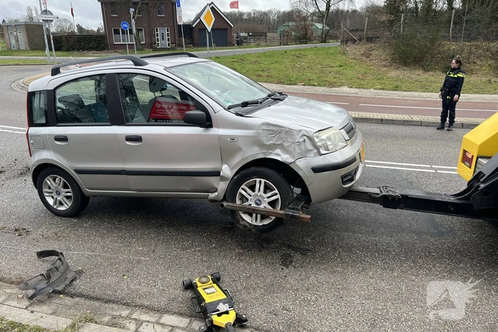 Voorwiel breekt af bij verkeersongeval