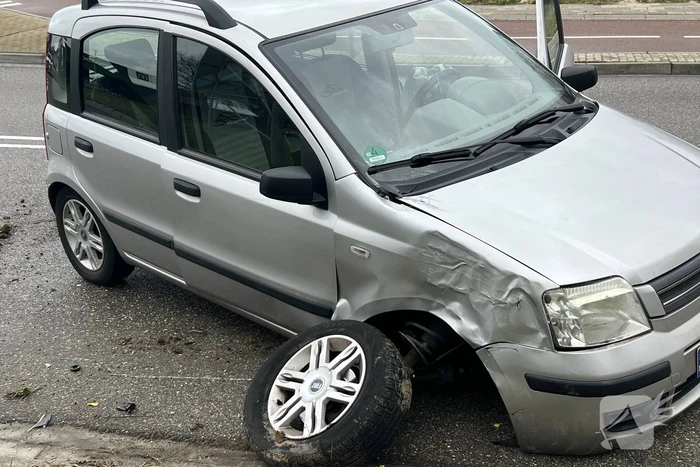 Voorwiel breekt af bij verkeersongeval