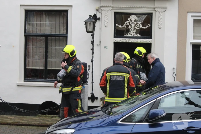 Brandweer verricht metingen na gaslucht