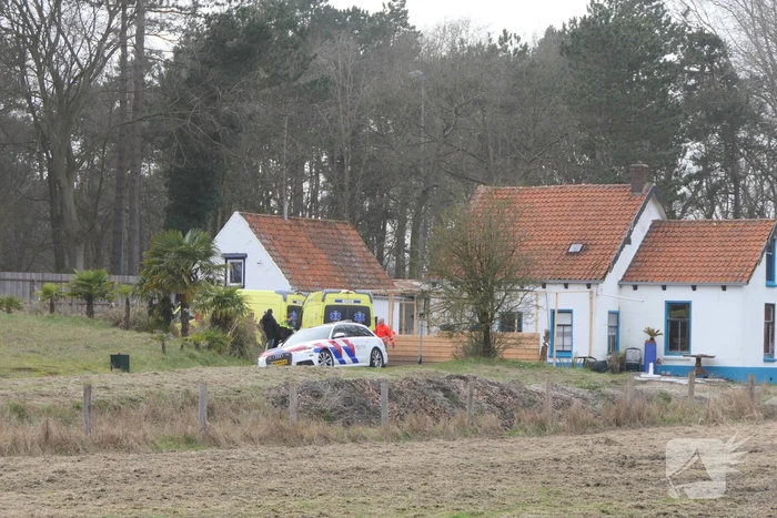 Persoon overleden na incident bij woning