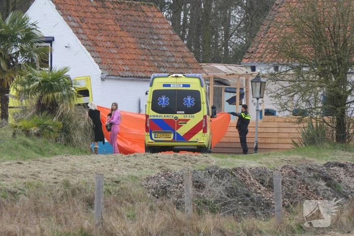 Persoon overleden na incident bij woning