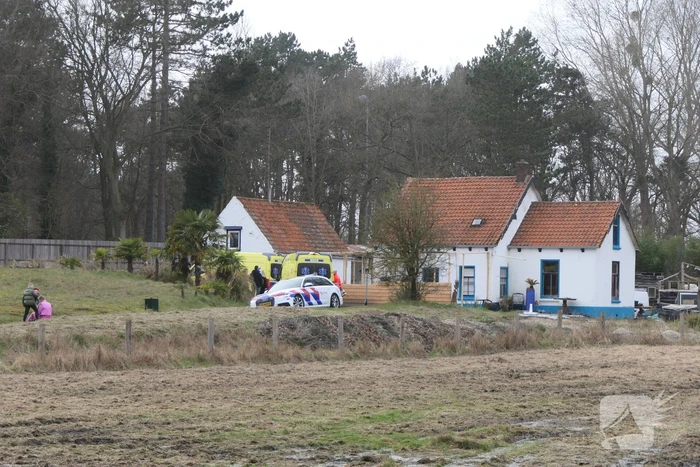Persoon overleden na incident bij woning