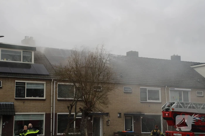 Veel rookontwikkeling bij brand in dak van woning