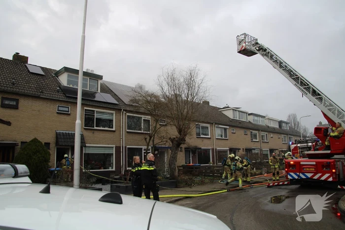 Veel rookontwikkeling bij brand in dak van woning
