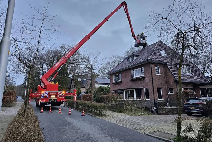 Brandweer veegt schoorsteen na brand