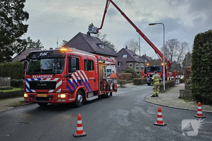 Brandweer veegt schoorsteen na brand