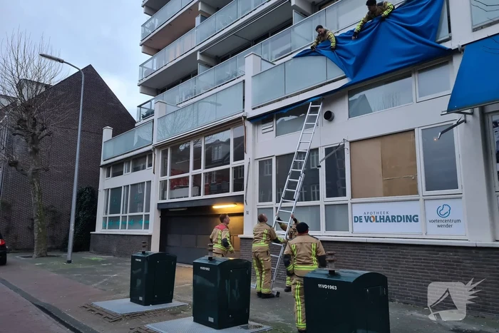 Brandweer verwijdert zonnescherm