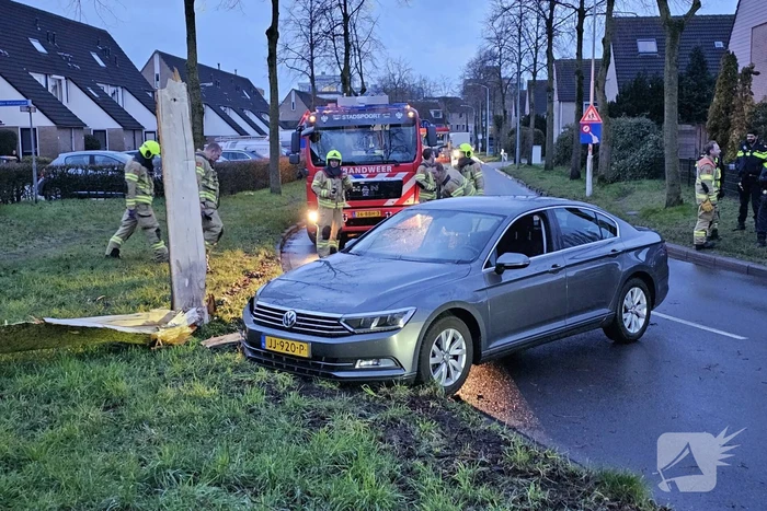 Boom door midden bij aanrijding