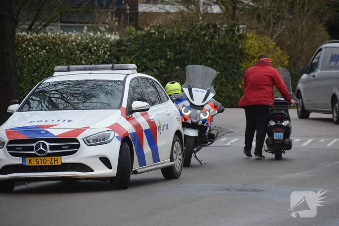 Scooterrijder raakt van de weg en haalt nat pak