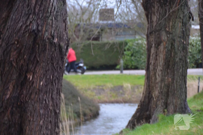 Scooterrijder raakt van de weg en haalt nat pak