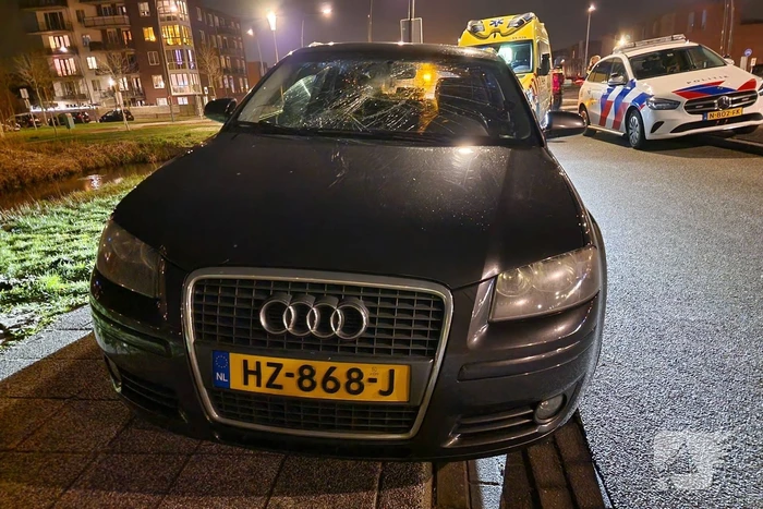 Vrouw op fiets aangereden door automobilist