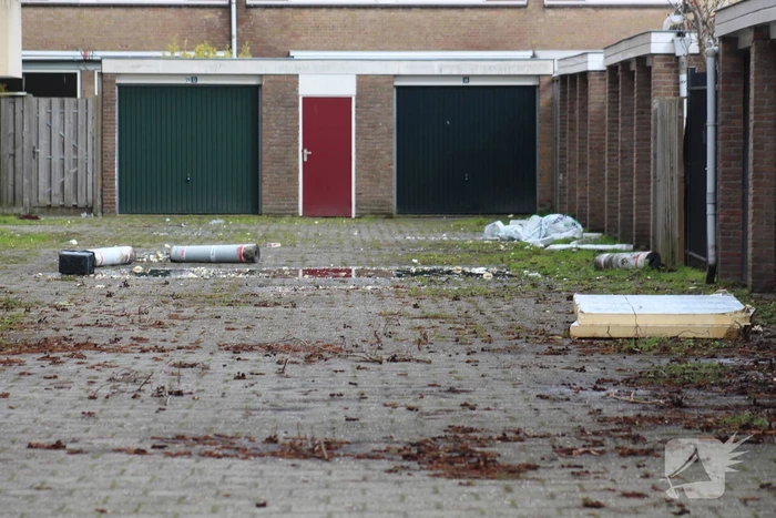 Dakdekkers spullen waaien van dak