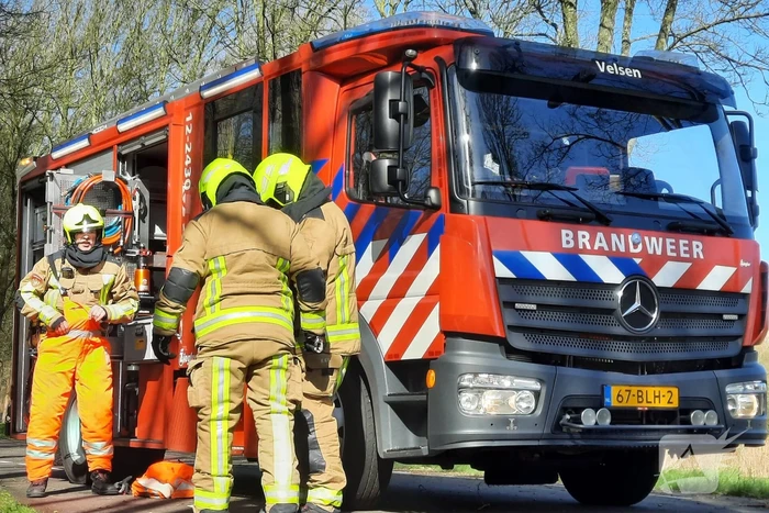 Omgewaaide bomen blokkeren weg