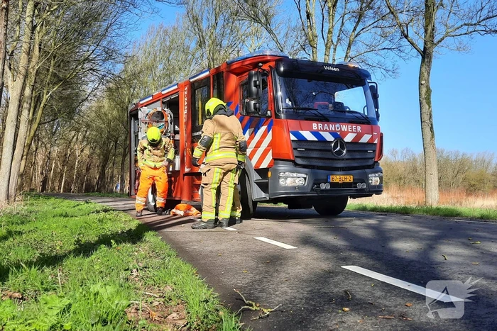 Omgewaaide bomen blokkeren weg