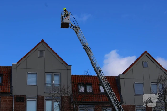 Rondvliegende dakpannen vallen op fietspad
