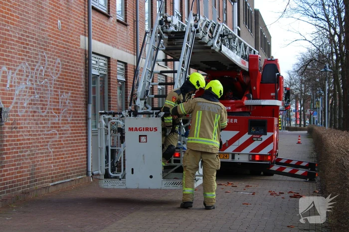 Rondvliegende dakpannen vallen op fietspad