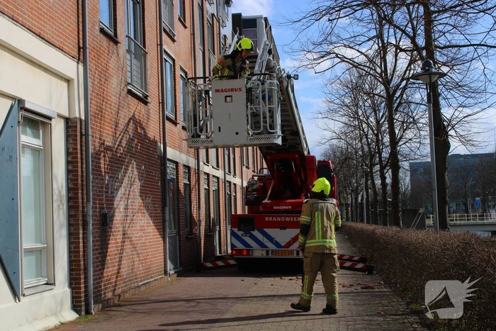 Rondvliegende dakpannen vallen op fietspad