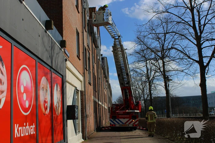 Rondvliegende dakpannen vallen op fietspad