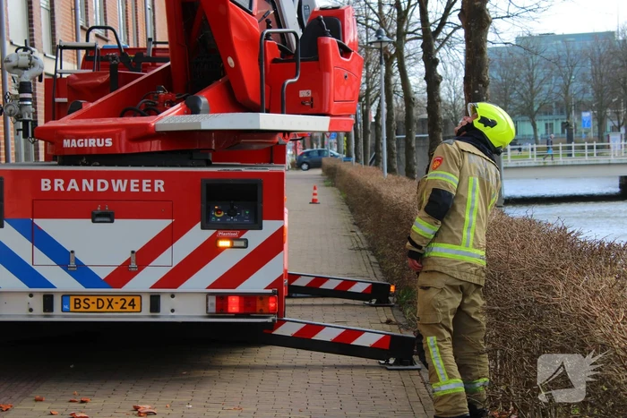 Rondvliegende dakpannen vallen op fietspad