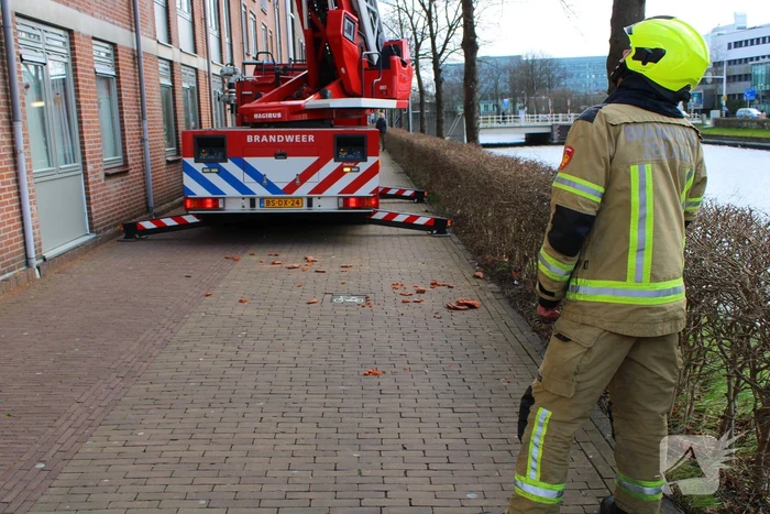 Rondvliegende dakpannen vallen op fietspad
