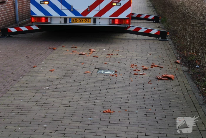 Rondvliegende dakpannen vallen op fietspad