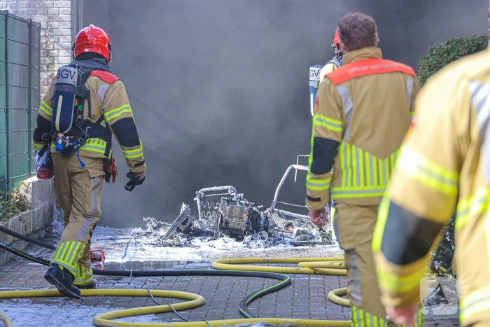 Brommobile vliegt bij garage Militant in brand