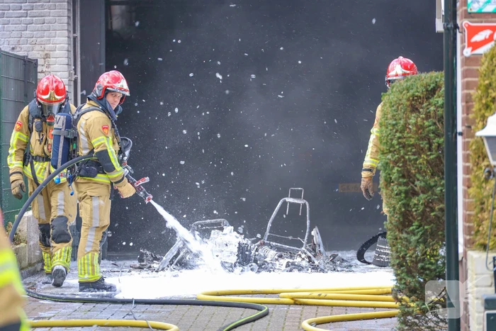 Brommobile vliegt bij garage Militant in brand