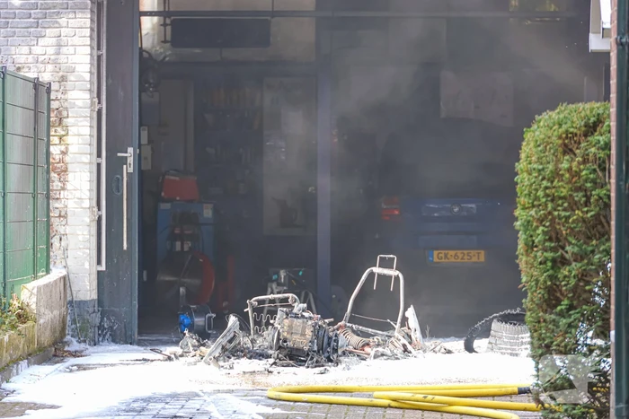 Brommobile vliegt bij garage Militant in brand