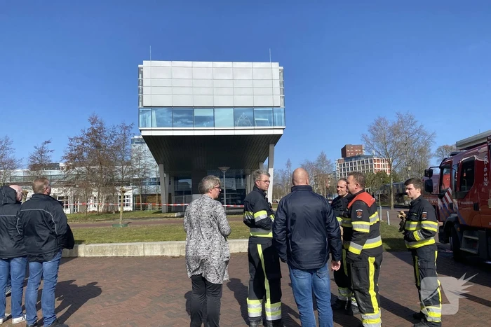 Gevelplaten dreigen door wind naar beneden te vallen