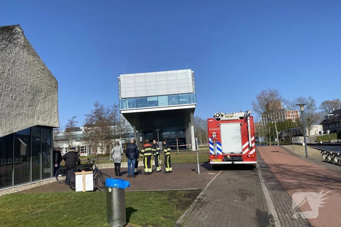 Gevelplaten dreigen door wind naar beneden te vallen