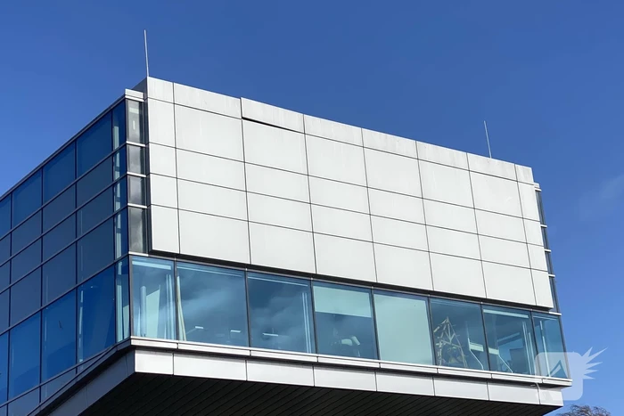 Gevelplaten dreigen door wind naar beneden te vallen