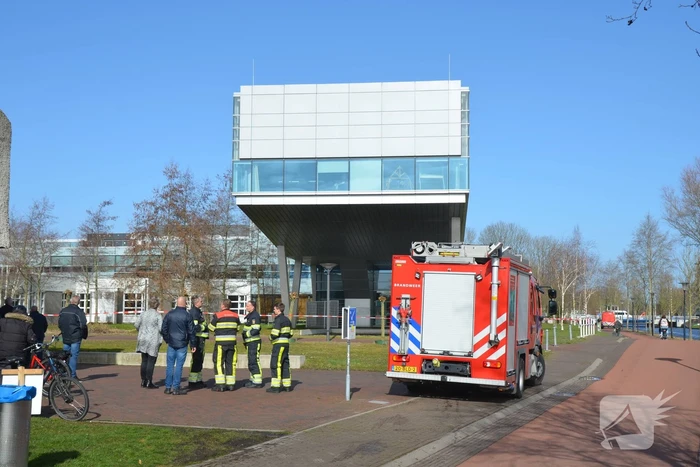 Gevelplaten dreigen door wind naar beneden te vallen