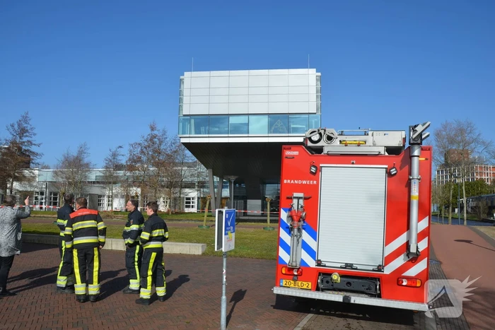 Gevelplaten dreigen door wind naar beneden te vallen