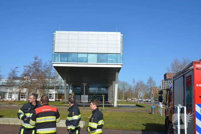 Gevelplaten dreigen door wind naar beneden te vallen