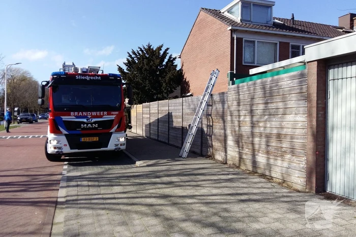 Brandweer blust brand in garagebox