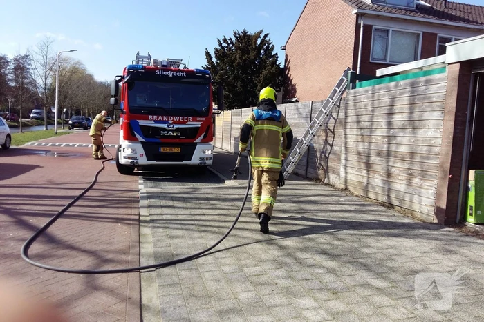 Brandweer blust brand in garagebox