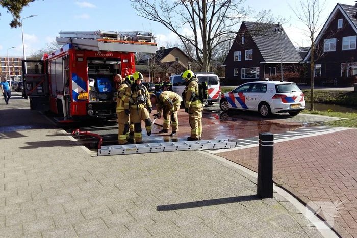 Brandweer blust brand in garagebox