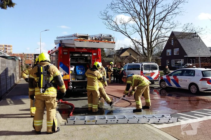 Brandweer blust brand in garagebox