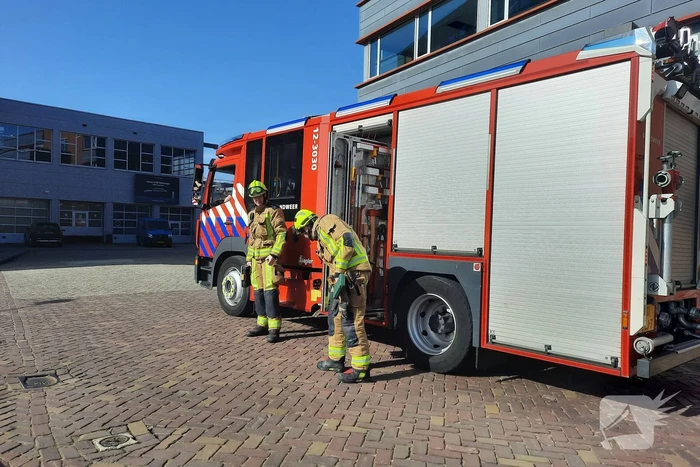 Brandweer zet dakplaten vast