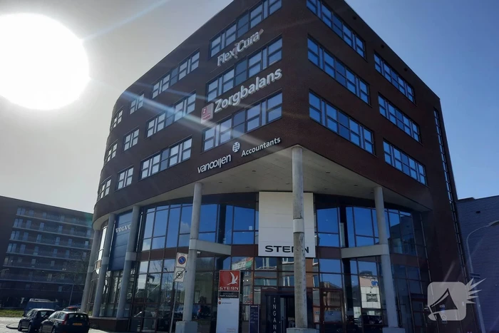 Brandweer zet dakplaten vast