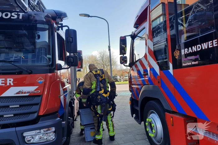 Brandweer zet dakplaten vast