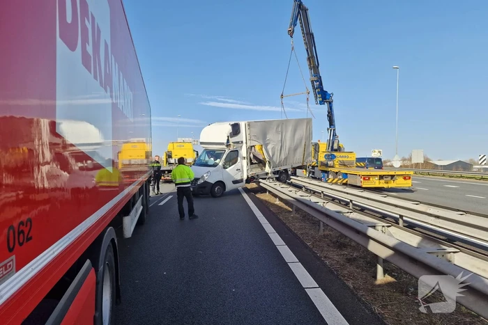 Bakwagen waait op vangrail