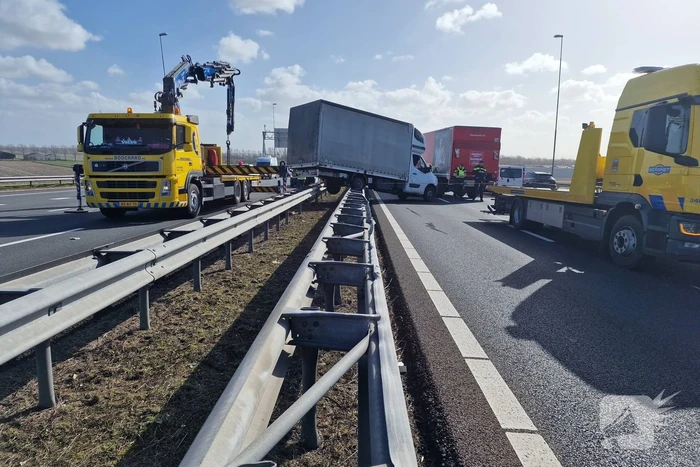 Bakwagen waait op vangrail