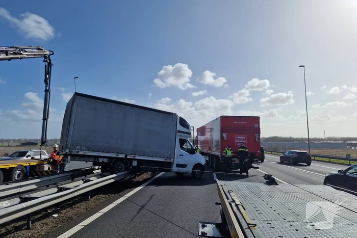Bakwagen waait op vangrail